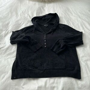 Barefoot Dreams long sleeve hoodie with kangaroo pocket.
